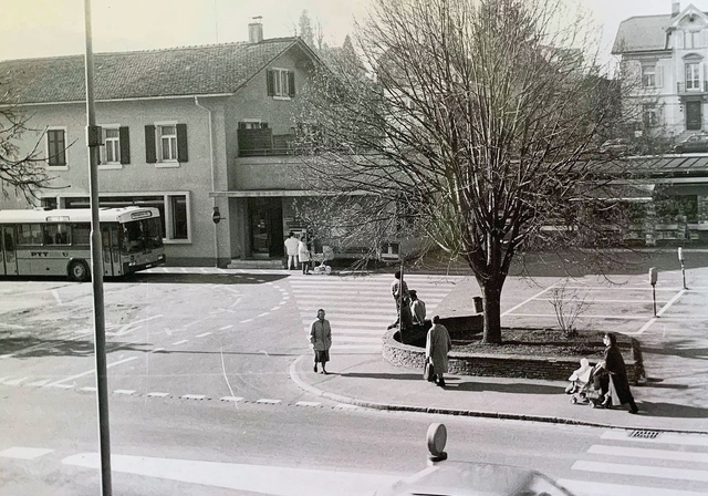 Das Bahnhofareal in Affoltern in den 1990er-Jahren. Damals mussten die Postautos unmittelbar neben dem Stations-gebäude parkiert werden. (Bild Archiv «Anzeiger»)