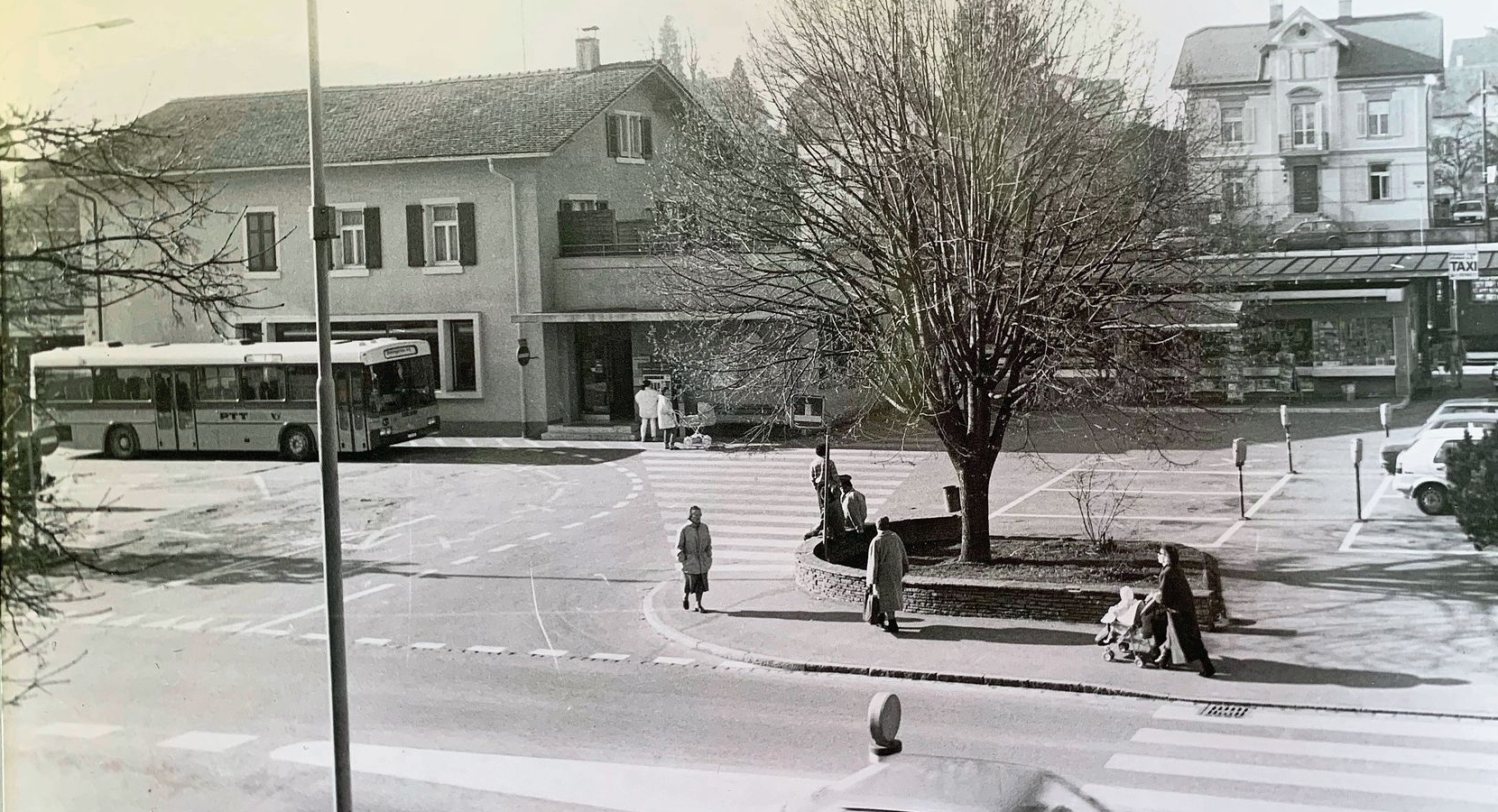 Das Bahnhofareal in Affoltern in den 1990er-Jahren. Damals mussten die Postautos unmittelbar neben dem Stations-gebäude parkiert werden. (Bild Archiv «Anzeiger»)