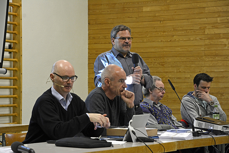 Gemeindepräsident Marcel Fuchs referiert über die Zukunft von Rifferswil. Von links: Finanzvorsteher Daniel Schneider, Gemeindeschreiber Bruno Hänni, Tiefbauvorsteher Hugo Walter und Hochbauvorsteher Markus Trachsel. (Bild Martin Platter)