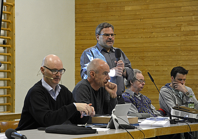 Gemeindepräsident Marcel Fuchs referiert über die Zukunft von Rifferswil. Von links: Finanzvorsteher Daniel Schneider, Gemeindeschreiber Bruno Hänni, Tiefbauvorsteher Hugo Walter und Hochbauvorsteher Markus Trachsel. (Bild Martin Platter)
