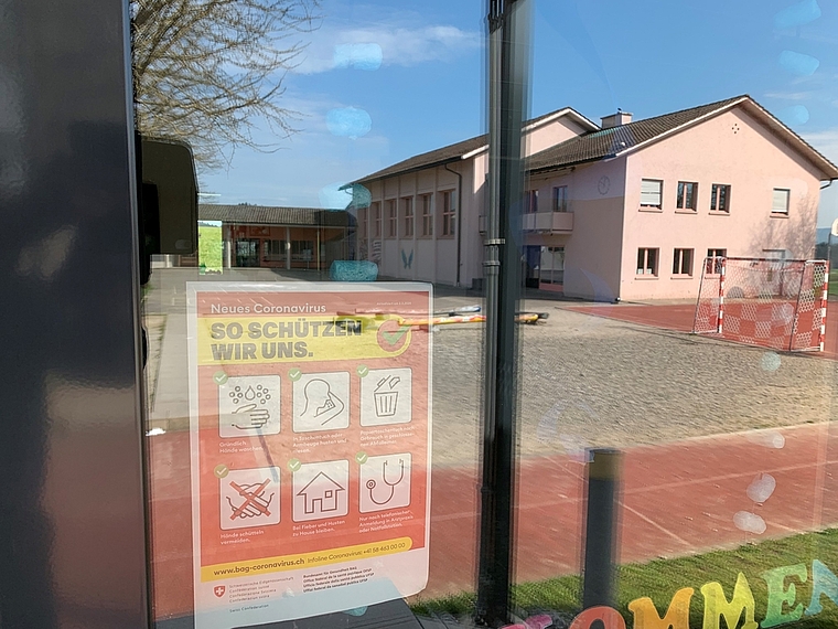 Das Coronavirus hat die Schulhäuser - wie hier das Schulhaus Aeschrain in Knonau – entleert. (Bild Stefan Schneiter)