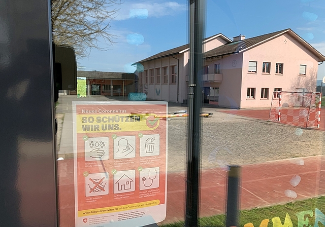 Das Coronavirus hat die Schulhäuser - wie hier das Schulhaus Aeschrain in Knonau – entleert. (Bild Stefan Schneiter)