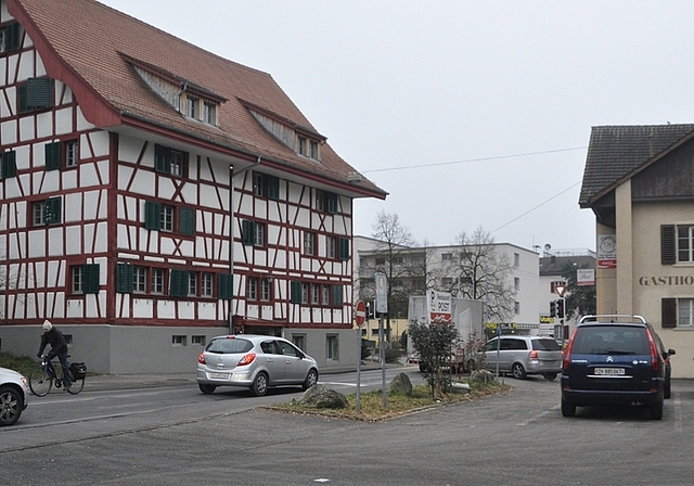 Nach dem Bau des Autobahnzubringers soll das Restaurant Post weiter bestehen und wenn möglich aufgewertet werden – mit einer attraktiven Gartenwirtschaft, die den Blick frei gibt auf den verkehrsberuhigten Platz. (Bild Werner Schneiter)