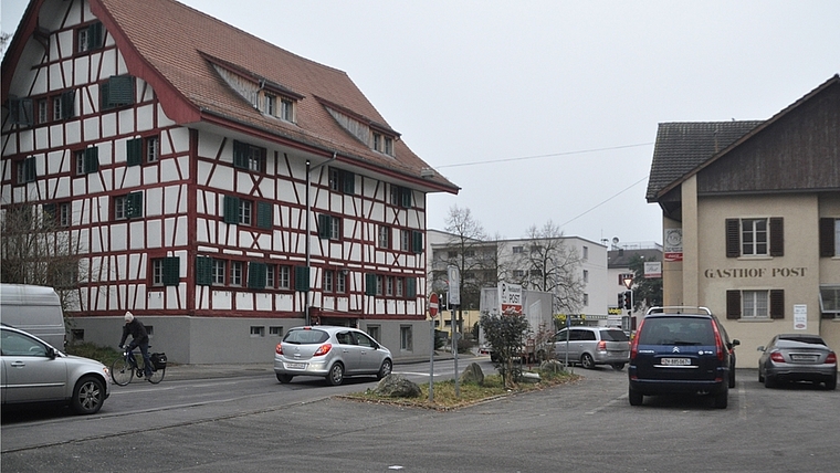 Nach dem Bau des Autobahnzubringers soll das Restaurant Post weiter bestehen und wenn möglich aufgewertet werden – mit einer attraktiven Gartenwirtschaft, die den Blick frei gibt auf den verkehrsberuhigten Platz. (Bild Werner Schneiter)