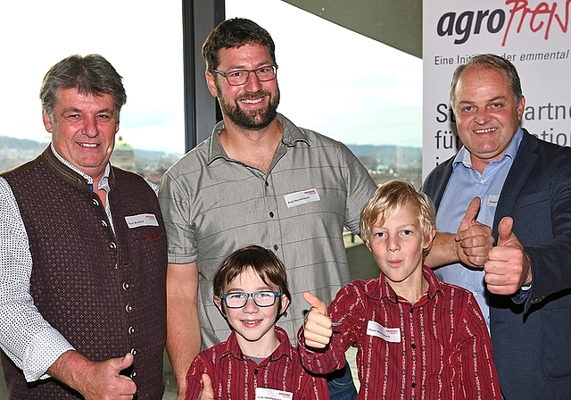 Von links der erste Hausemer Gewinner des Spezialpreises des Schweizerischen Landmaschinenverbandes, Kari Burkard, neben dem aktuellen Preisträger Andi Reichenbach und dem Hausemer Gemeinderat Gregor Blattmann. Vorne Reichenbachs Söhne Nick und Flu