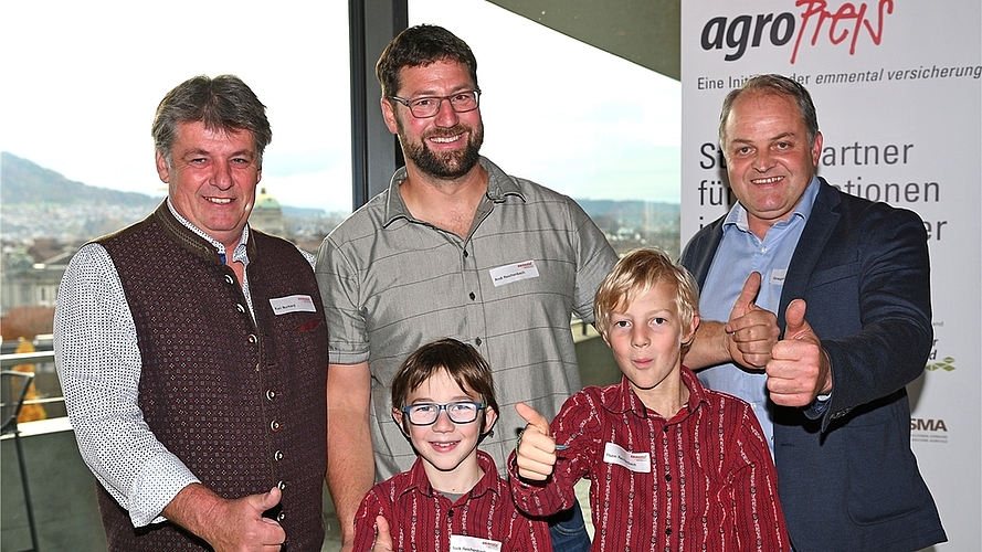 Von links der erste Hausemer Gewinner des Spezialpreises des Schweizerischen Landmaschinenverbandes, Kari Burkard, neben dem aktuellen Preisträger Andi Reichenbach und dem Hausemer Gemeinderat Gregor Blattmann. Vorne Reichenbachs Söhne Nick und Flu Von links der erste Hausemer Gewinner des Spezialpreises des Schweizerischen Landmaschinenverbandes, Kari Burkard, neben dem aktuellen Preisträger Andi Reichenbach und dem Hausemer Gemeinderat Gregor Blattmann. Vorne Reichenbachs Söhne Nick und Flurin, die Namensgeber des Flumick. <em>(Bild Martin Platter)</em>