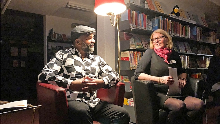 Regionalbibliothek intim: Autor Sunil Mann im Gespräch mit Bibliotheksleiterin Ulla Schiesser. <em>(Bild Christine Häusermann)</em>