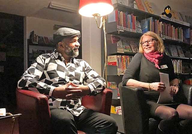 Regionalbibliothek intim: Autor Sunil Mann im Gespräch mit Bibliotheksleiterin Ulla Schiesser. <em>(Bild Christine Häusermann)</em>