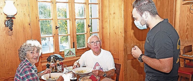 Die italienischen Spezialitäten können vielleicht nicht mehr allzu lange bestellt werden: Antonio Riccio, von der Osteria Del Massaro sieht schwarz für die Zukunft. (Bild Martin Mullis)