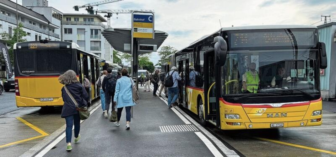 Viele Ämtler Postauto-Linien fahren ab dem Bahnhof Affoltern. Hier die Linien 223 und 214. (Bilder Dominik Stierli)