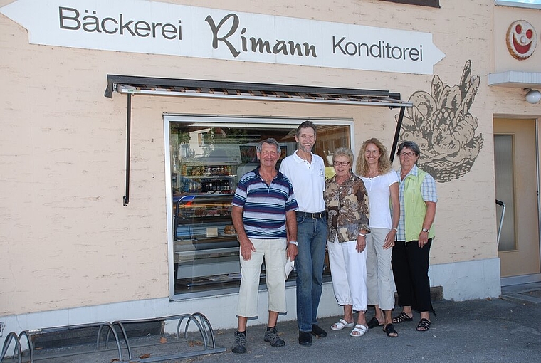 Besitzerfamilie und amtierender Bäcker: Jakob Hausheer, Rolf Rimann, Ursula Hausheer, Beatrice Rimann und Käthi Kurtz (von links) vor der Ottenbacher Bäckerei. (Bild Martin Mullis)