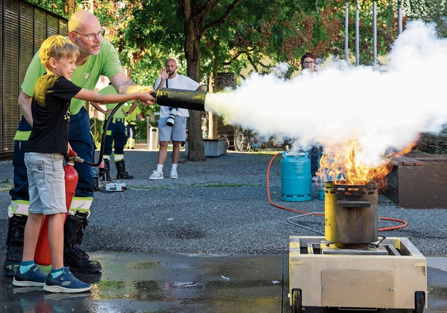 Mit dem Feuerlöscher lassen sich kleinere Brände ideal bekämpfen.
