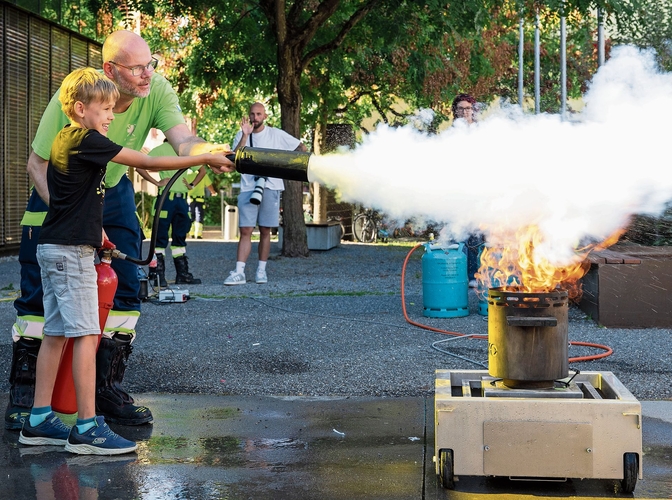 Mit dem Feuerlöscher lassen sich kleinere Brände ideal bekämpfen.