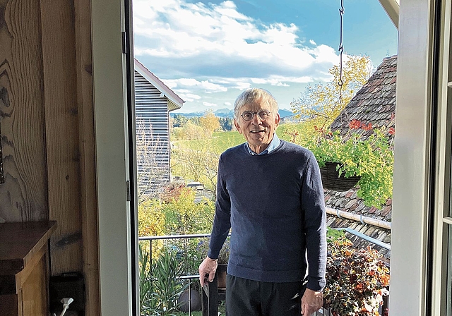 Hans Martin Ulbrich geniesst von seinem kleinen Balkon den schönen Blick in die Berge. (Bild Marianne Voss)