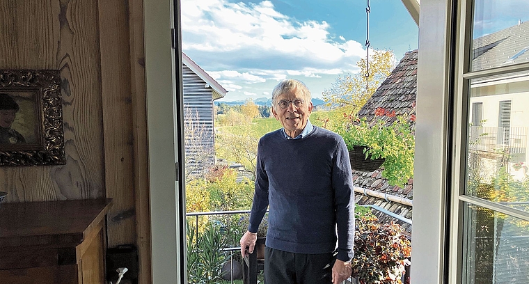 Hans Martin Ulbrich geniesst von seinem kleinen Balkon den schönen Blick in die Berge. (Bild Marianne Voss)