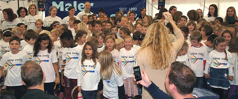 Mit Eifer und Freude singen die Stalliker Kinder ein speziell für den Anlass komponiertes Lied. (Bild Urs E. Kneubühl)