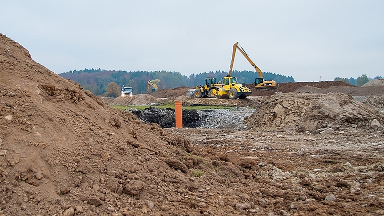 Bereits jetzt wird auf der Hausemer Allmend Unterboden für das zukünftige Meliorationsprojekt gesammelt. (Bild sals)
