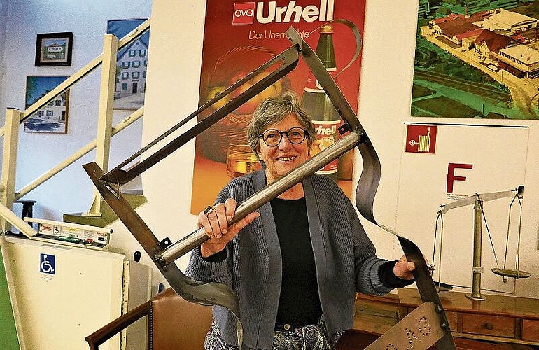 Im Ortsmuseum Affoltern in Zwillikon bereitet Ursula Grob die Ausstellung zu den Zena-Sparschälern vor und inventarisiert die Sammlung der OVA. (Bilder Regula Zellweger)