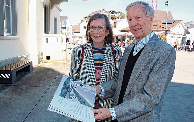 Rolf und Christine Werner mit ihrem Buch über die Betonstrassen der Schweiz, aufgenommen in der Oberen Bahnhofstrasse in Affoltern, selbstverständlich auf einem Stück Betonstrasse. (Bild Florian Hofer)