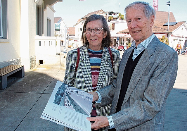 Rolf und Christine Werner mit ihrem Buch über die Betonstrassen der Schweiz, aufgenommen in der Oberen Bahnhofstrasse in Affoltern, selbstverständlich auf einem Stück Betonstrasse. (Bild Florian Hofer)