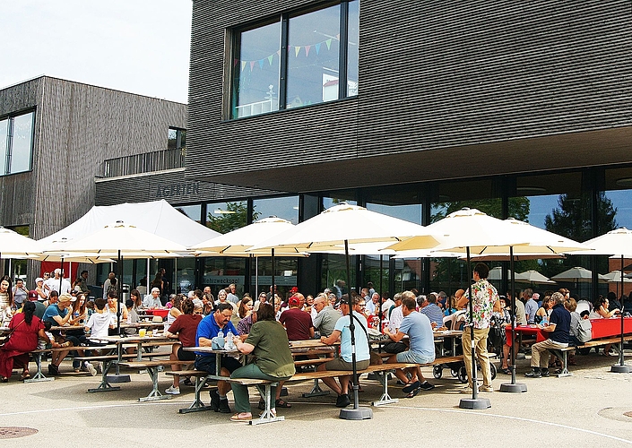 Bei angenehmen Temperaturen feierte Wettswil draussen, vor der Mehrzweckhalle des Schulhauses Ägerten, die Bundesfeier am 1. August mit einem Brunch. Bei angenehmen Temperaturen feierte Wettswil draussen, vor der Mehrzweckhalle des Schulhauses Ägerten, die Bundesfeier am 1. August mit einem Brunch.