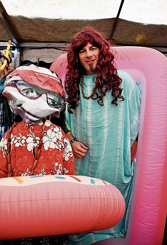 Luftmatratze als Kostüm.