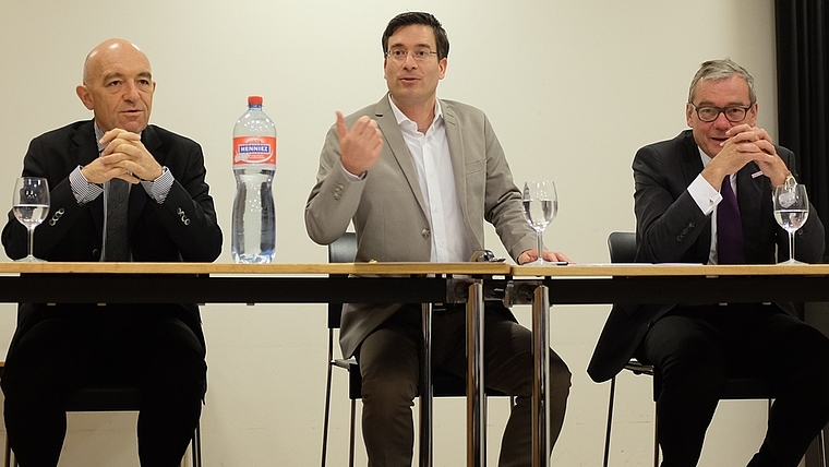 Daniel Jositsch (von links), SP Ständeratskandidat, Moderator Rafael von Matt und FDP Ständeratskandidat Ruedi Noser sprachen über politisch brisante Themen. (Bild Salomon Schneider)