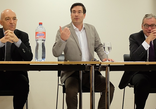Daniel Jositsch (von links), SP Ständeratskandidat, Moderator Rafael von Matt und FDP Ständeratskandidat Ruedi Noser sprachen über politisch brisante Themen. (Bild Salomon Schneider)