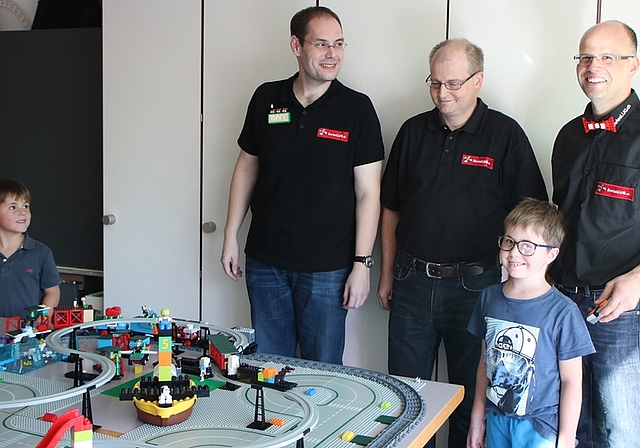 Mitglieder des Vereins SwissLUG – von links: Marc Wyss, Sven Kromer und Lukas Blickenstorfer – spielen und bauen mit Kindern im Rehazentrum. (Bild Regula Zellweger)