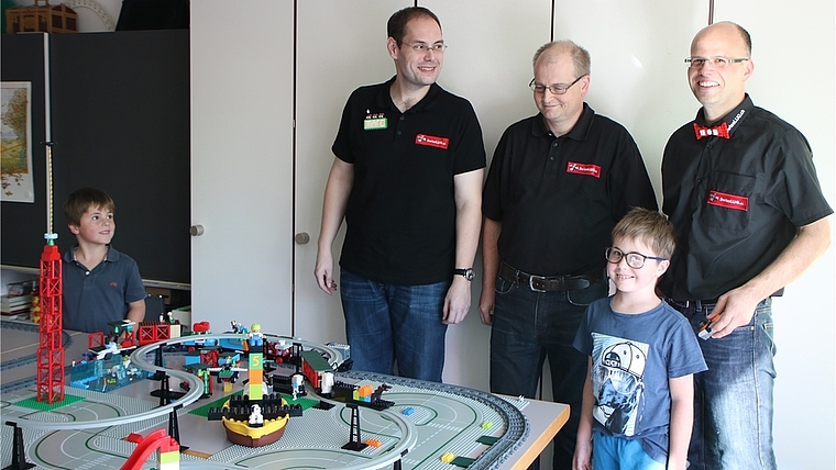 Mitglieder des Vereins SwissLUG – von links: Marc Wyss, Sven Kromer und Lukas Blickenstorfer – spielen und bauen mit Kindern im Rehazentrum. (Bild Regula Zellweger)