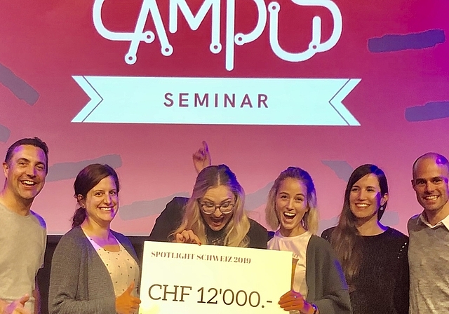 Die Steuergruppe Energie nimmt den Preis entgegen. Von links: Christoph Anderegg, Schulischer Heilpädagoge und Leiter der Steuergruppe, Nicole Huber (KiGa), Laura Hess (5./6. Klasse), Nadja Purtschert (ex 1./2. Klasse), Tamara Kathriner (neu 1./2. K