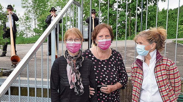 Rita Ackermann (Mitte), Initiantin der Ämtler Parkinson-Selbsthilfegruppe, mit Kassierin Rosmarie Weber (links), Ruth Dignös, Leiterin Bereich Selbsthilfegruppen bei Parkinson Schweiz, und dem Alphorntrio «Säuliamt». (Bild Thomas Stöckli)