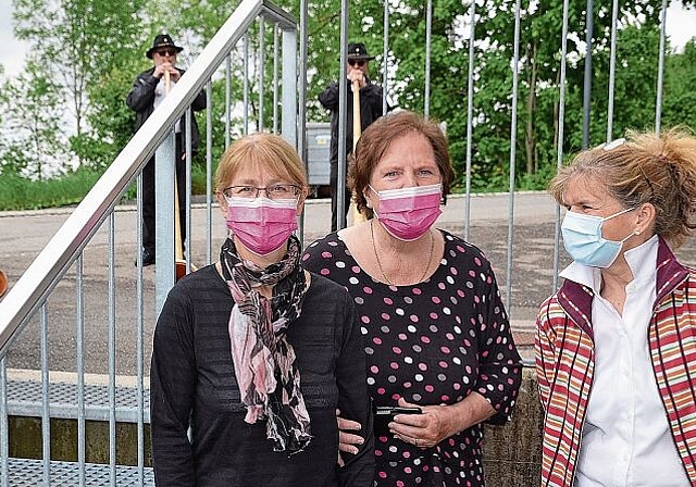 Rita Ackermann (Mitte), Initiantin der Ämtler Parkinson-Selbsthilfegruppe, mit Kassierin Rosmarie Weber (links), Ruth Dignös, Leiterin Bereich Selbsthilfegruppen bei Parkinson Schweiz, und dem Alphorntrio «Säuliamt». (Bild Thomas Stöckli)