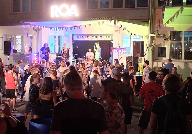 Das kostenlose Rampe Open Air (ROA) zog hunderte Besucher aller Altersgruppen auf das Weisbrod Areal. (Bild sals)