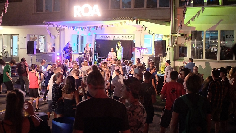Das kostenlose Rampe Open Air (ROA) zog hunderte Besucher aller Altersgruppen auf das Weisbrod Areal. (Bild sals)