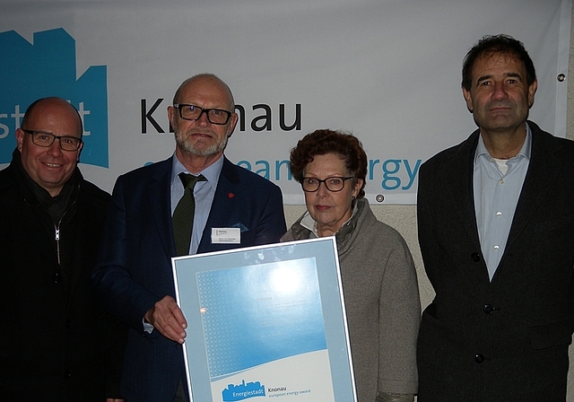 Die Übergabe des Zertifikats Energiestadt. Von links: Reto Lindegger vom Trägerverein Energiestadt, Gemeindepräsident Walter von Siebenthal, Gemeinderätin Marianne Mühl und Urs Meuli vom Bundesamt für Energie. (Bild Marianne Voss)