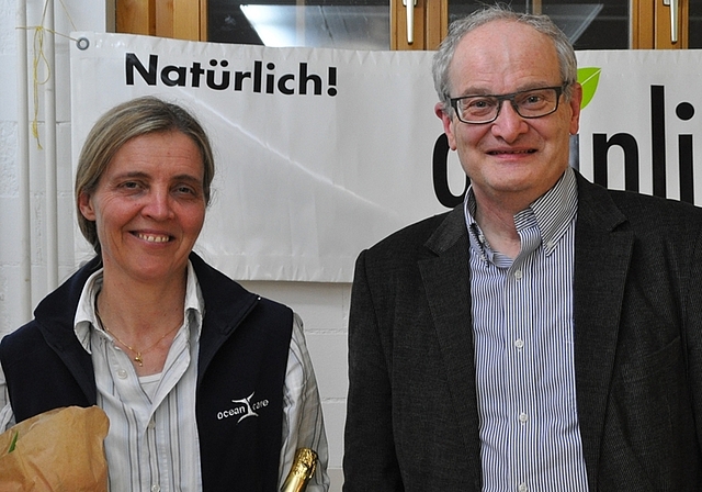 Hans Wiesner überreicht Referentin Silvia Frei «Chlöpfmost» aus regionaler Produktion und einen Strauss Tulpen aus der Schweiz. (Bild Denise Bohnert)