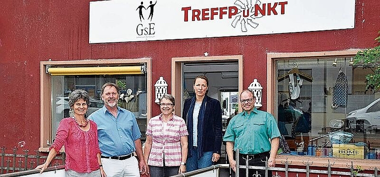 Der Vorstand von GsE um Eveline Hedinger (Mitte) vor dem Treffpunkt in Affoltern (es fehlt Regina Curti). (Bild zvg.)