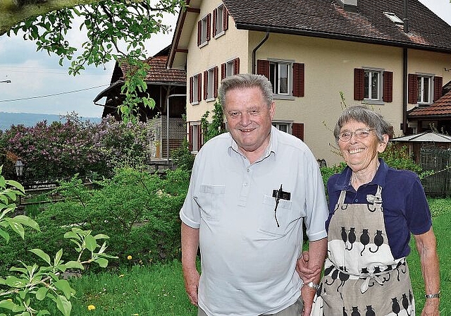 Elsa und Franz Leutert vor ihrem Haus in Bickwil-Obfelden – eine Aufnahme aus dem Jahr 2013, als Franz Leutert mit seinem Rücktritt aus dem Bezirksrat seine langjährige öffentliche Tätigkeit beendet hatte. (Archivbild «Anzeiger»)