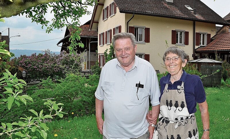 Elsa und Franz Leutert vor ihrem Haus in Bickwil-Obfelden – eine Aufnahme aus dem Jahr 2013, als Franz Leutert mit seinem Rücktritt aus dem Bezirksrat seine langjährige öffentliche Tätigkeit beendet hatte. (Archivbild «Anzeiger»)