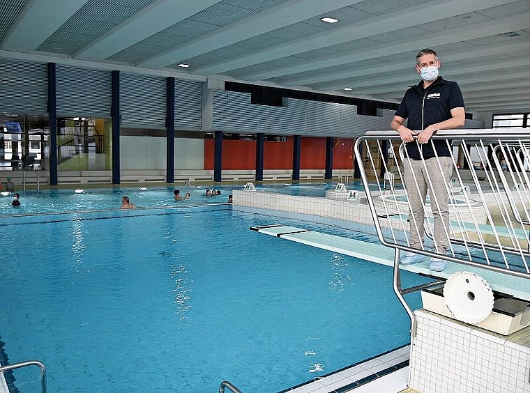 Behält die Übersicht: Betriebsleiter Marco Weber im Hallenbad Lättich in Baar. (Bild Martin Mullis)