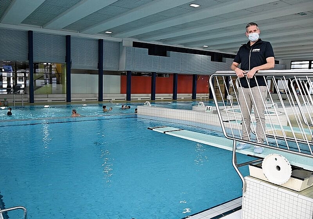Behält die Übersicht: Betriebsleiter Marco Weber im Hallenbad Lättich in Baar. (Bild Martin Mullis)