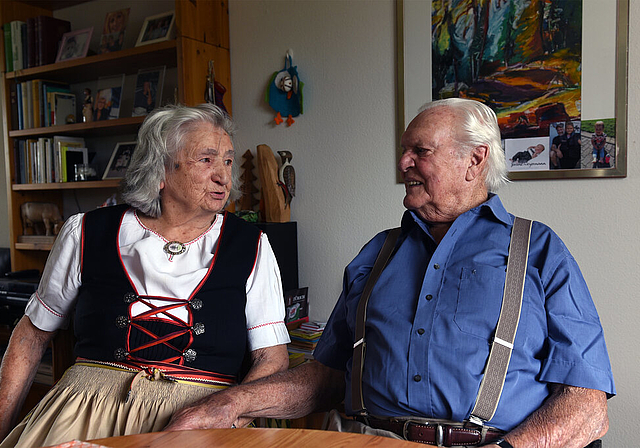 Alice und Erwin Weyermann in ihrer Wohnung in Adliswil. (Bild Bernhard Schneider)