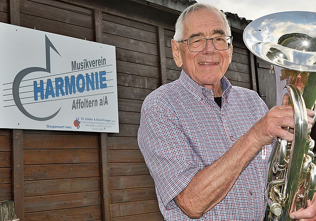 Im Alter von 85 Jahren immer noch aktiv in der Harmonie Affoltern: Jakob Geissbühler mit Eufonium vor dem Probelokal. (Bild Werner Schneiter)