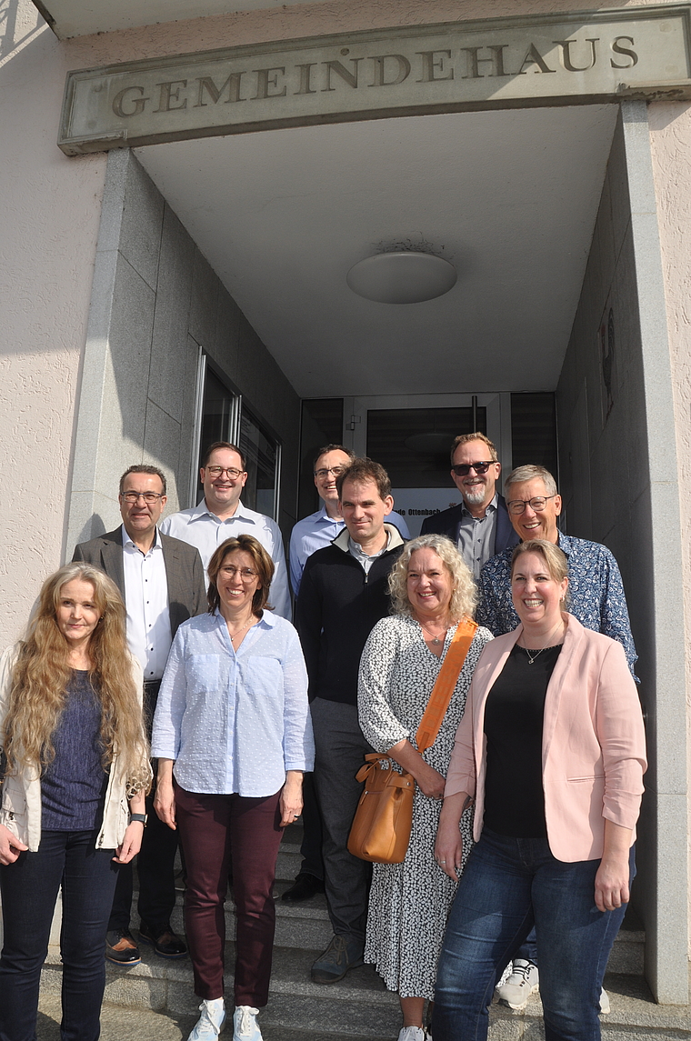 Bisherige und Neugewählte aus Gemeinderat, RPK und Schule , von links: Pavlina Rech, Marcel Niederer, Bernhard Riniker, Gaby Noser Fanger, Dominique Lipp, Lorenz Fanger, Nicole Schybli, Serge Bonvin, Franz Zeder und Nadine 
