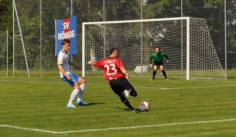Erstes FCWB-Tor in der 1. Liga: Sredjan Aksic zieht ab und trifft in die weite Ecke zum 1:0. (Bild Kaspar Köchli)