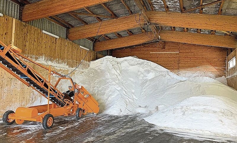 200 Tonnen Salz wurden allein schon in diesem Januar auf den Staatsstrassen im Bezirk Affoltern eingesetzt – Blick ins Salzlager des kantonalen Tiefbauamtes. Grosse Schneemassen hatten die Schneeräumdienste in den vergangenen Tagen zu beseitigen. (Bilder Stefan Schneiter)