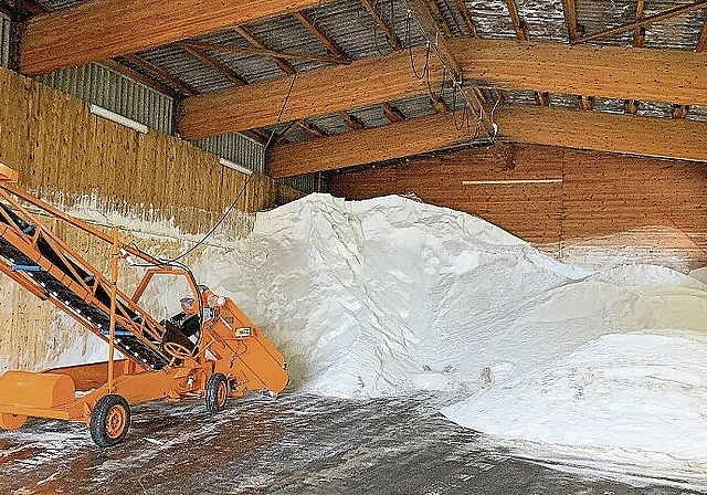 200 Tonnen Salz wurden allein schon in diesem Januar auf den Staatsstrassen im Bezirk Affoltern eingesetzt – Blick ins Salzlager des kantonalen Tiefbauamtes. Grosse Schneemassen hatten die Schneeräumdienste in den vergangenen Tagen zu beseitigen. 