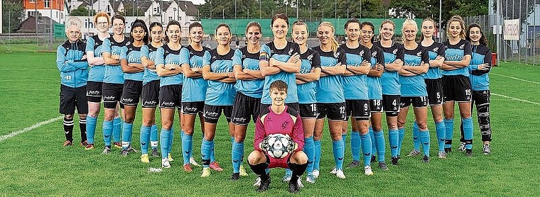 Das Team (von links): Albert «Albi» Ott, Lorena Ponte, Gabriele Schürch, Natasha Damotharam, Ylenia Stöckle, Anna Arnold, Julia Hagenbuch, Cyra Herzig, Melani Herzog, Simona Püntener, Aischa Kohler (vorne mit Ball), Jacqueline Wanner, Céline Sc