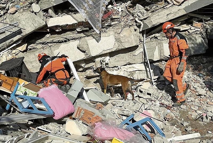 Bereits am ersten Tag gelang es dem Rettungshundeteam, mit der türkischen Partnerorganisation eine vierköpfige Familie lebend zu bergen. Von links: Dominik Bisig, Rettungshündin Chanel und Matthias Gerber, Equipenleiter Redog.